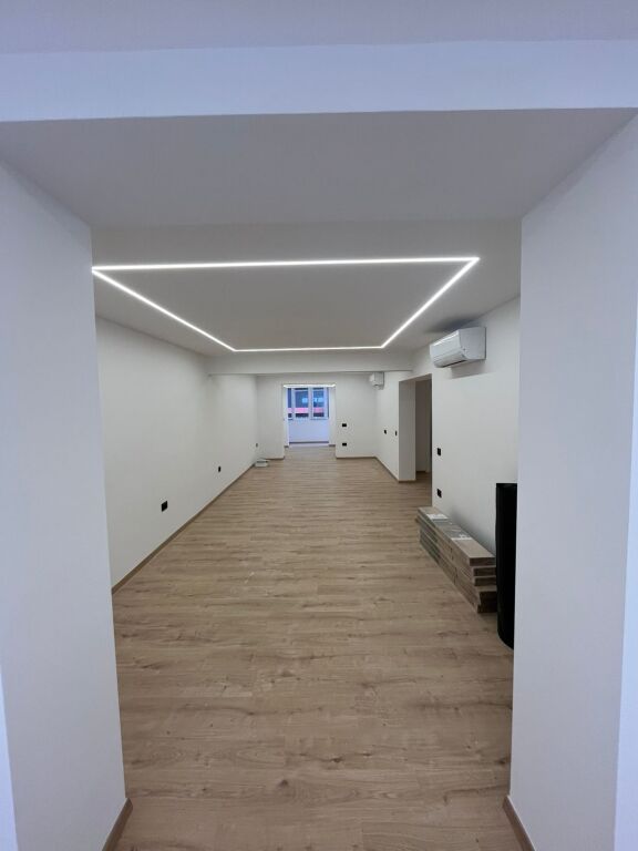 Locale commerciale in affitto - Vicino a Vesa Center, Bllok