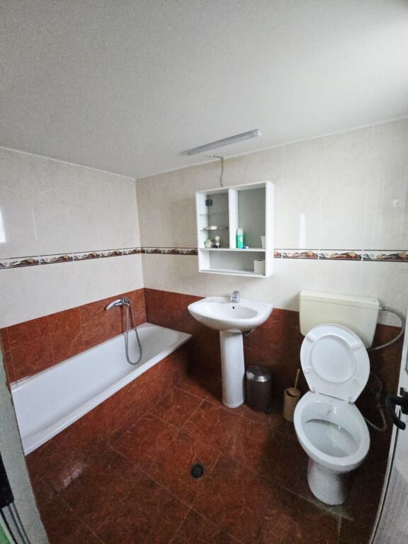 JEPET ME QERA KATI I DYTE I NJE VILE PRIVATE NE SHKALLNUR