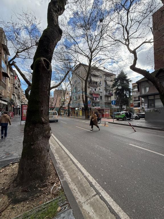 Qera, Ambjent komercial Myslym Shyri