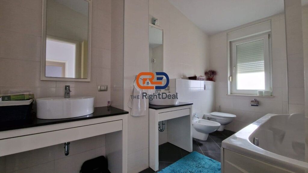 Tek Kompleksi Touch of the Sun, Jepet me Qera Super Penthouse Bashke me Post Parkimi