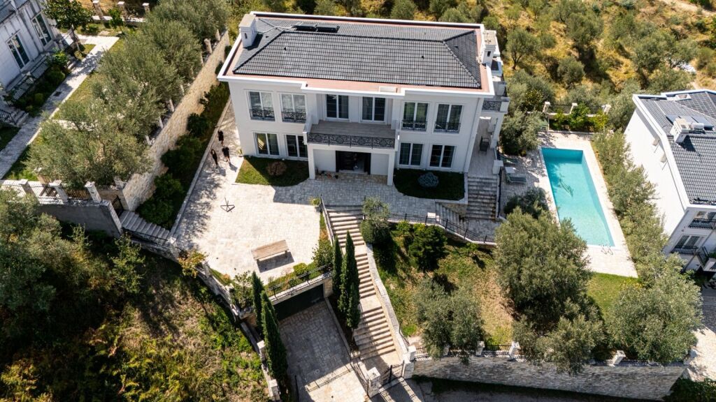 Jepet me qira vile 3 kateshe me pishine!