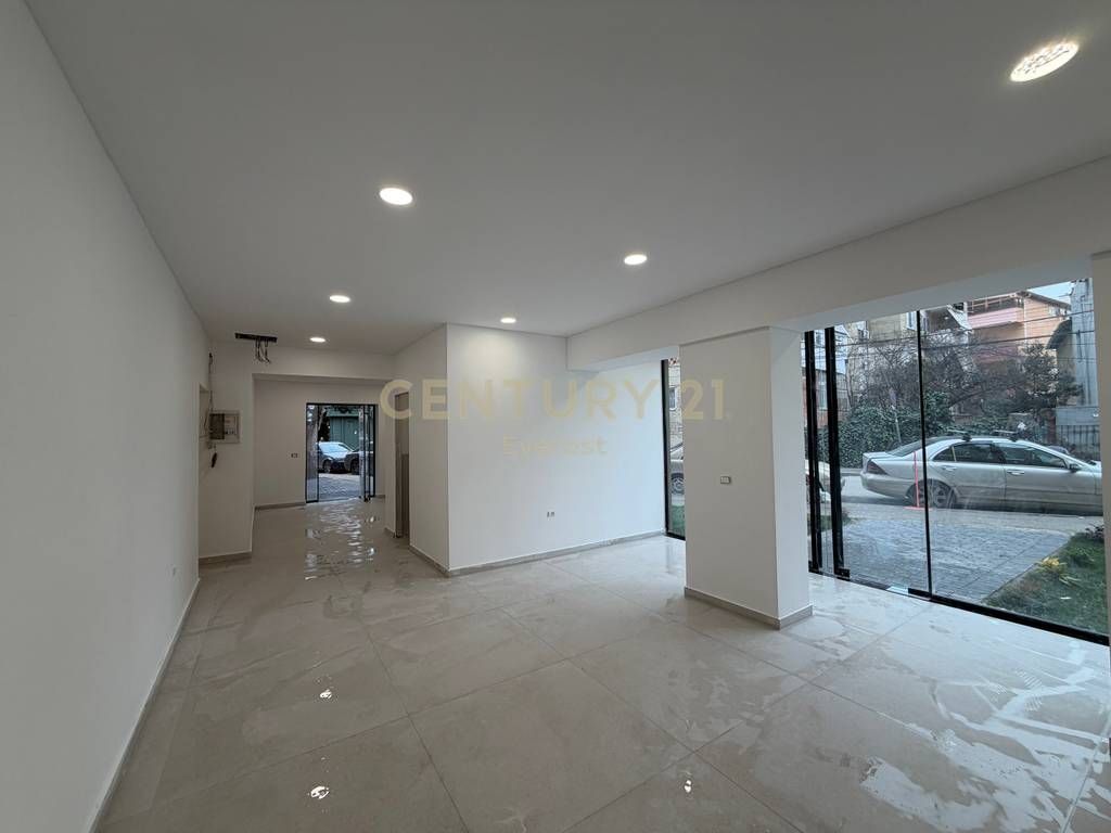 COMMERCIAL SPACE FOR SALE IN XHAMLLIK