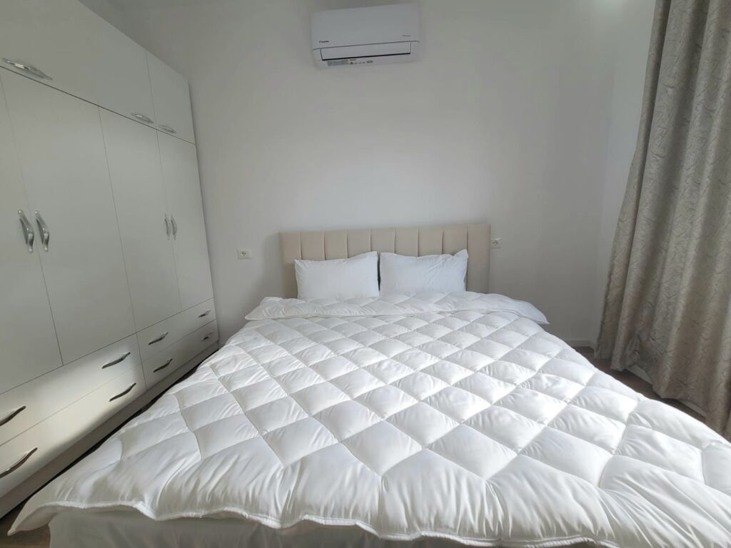 Tirane, jepet me qera apartament Kati 1, 100 m² 550 € (Rruga e Vilave)
