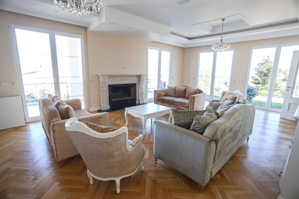 Jepet me qira vile 3 kateshe me pishine!