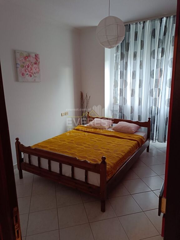 Via Dritan Hoxha vicino al Campo di Aviazione, appartamento arredato 1+1 in affitto.