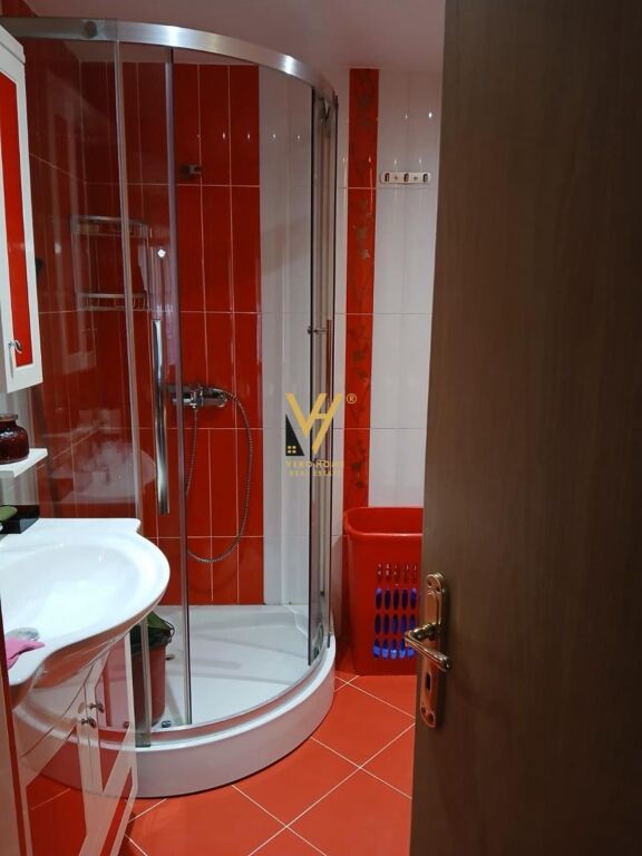 JEPET APARTAMENT 2+1+2 ME QIRA TE RRUGA PETI 75.000 LEKE