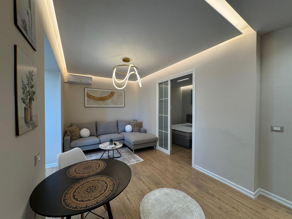 Shitet Apartament 1+1 , Rruga e Barrikadave – Ish Stacioni i Trenit