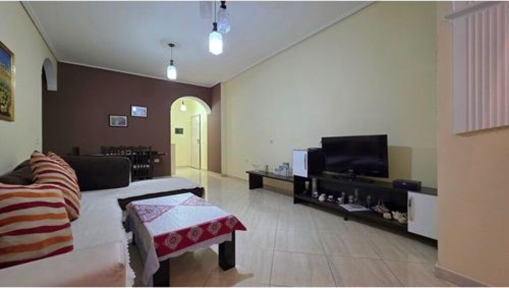 Apartament 1+1 tek Kisha Ortodokse ne shitje,Vlore