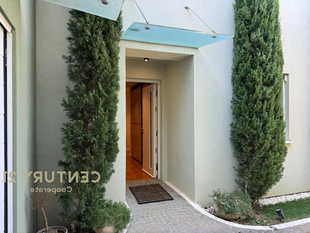 VILE ME QIRA NE LONG HILL RESIDENCE