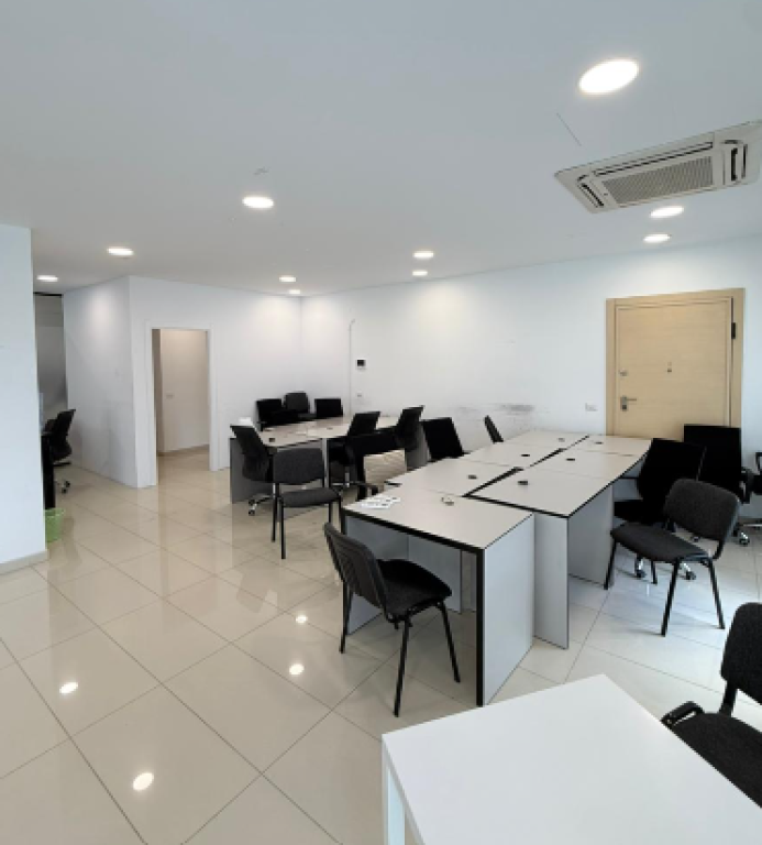🏢 Ufficio in Affitto – Delijorgji    