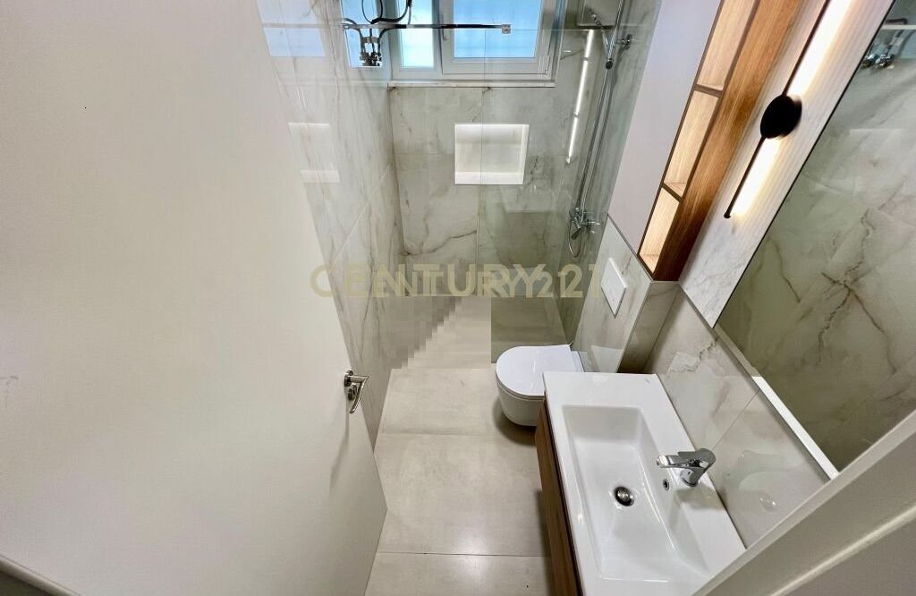 APARTAMENT MODERN 2+1 me OBORR & 2 POSTE PARKIMI