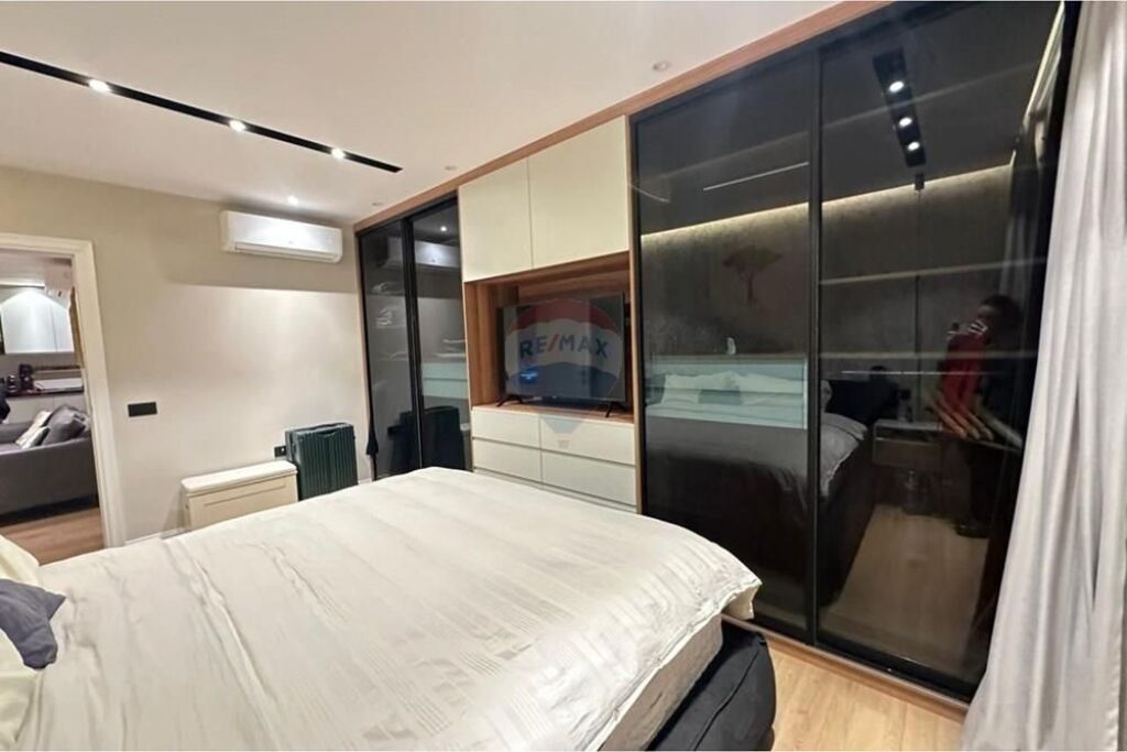 Affittasi appartamento 2+1+2 a Shallvaret, palazzo molto ben tenuto con due ascensori.