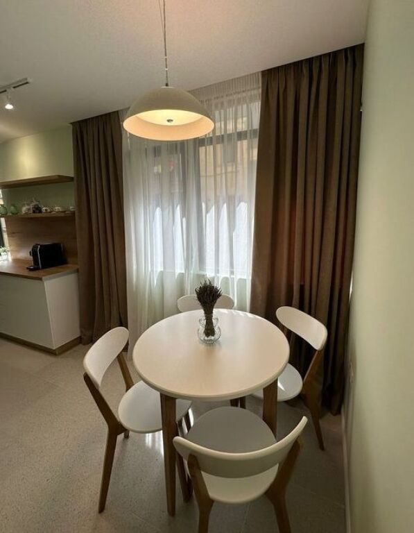 Apartament modern me qira mbi Kafe Roma ne Bllok!