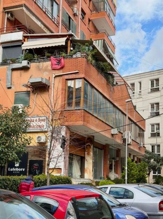 Affitto, Spazio Commerciale. Myslym Shyri