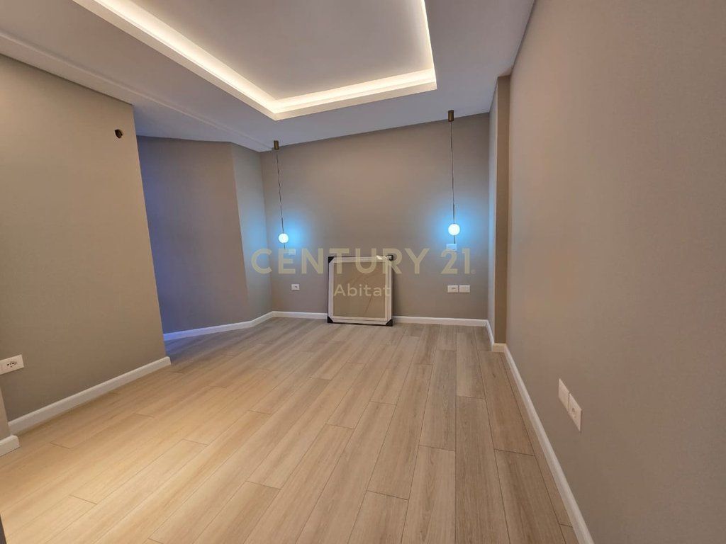 Shitet Apartament 2+1 me Verandë – Ish Ekspozita !