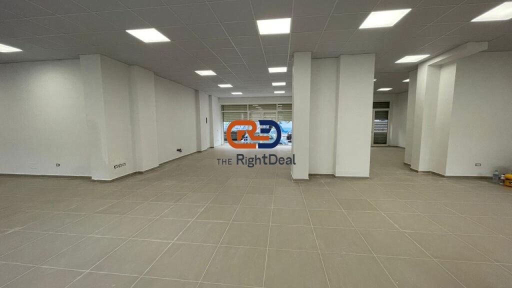 Ad Astir, Vendesi Unità Commerciale Con Super Posizione !!!
