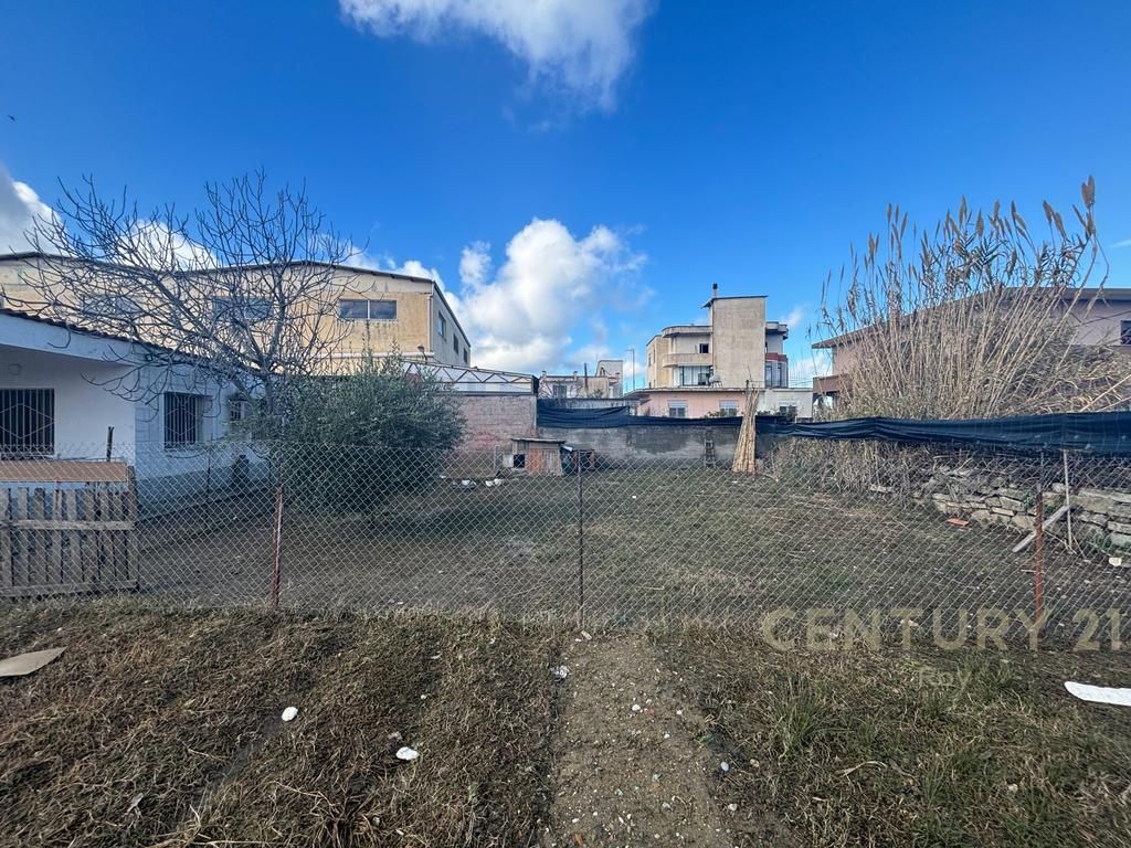 TRUALL + DY NDËRTESA NË SHKOZET, PRANË RRUGËS KRYESORE!