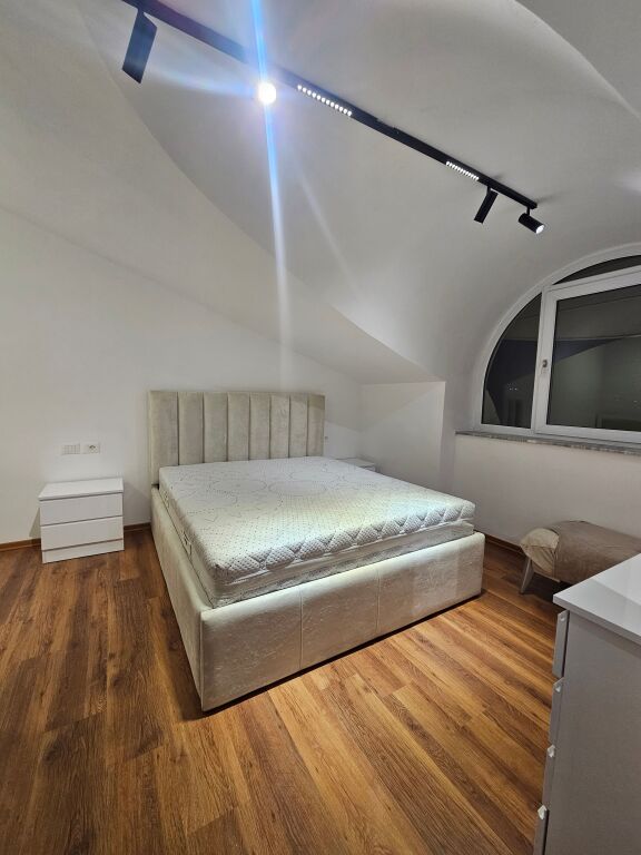 Hera e parë që jepet m e Qera Apt 1+1 (+ Bllkn) 100% i Ri 5 min larg Tegut ,me pamje pamje fantastike nga liqeni Farkës .📍 ( Rezidenca Doros)* Pallat i Ri | *50,000 leke / Muaj* 🔥 Çdo gje e re