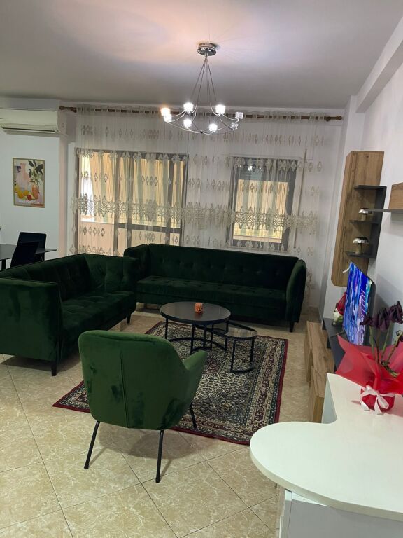 Jepet me qera apartament 2+1+2 në zonën e Komunës së Parisit.