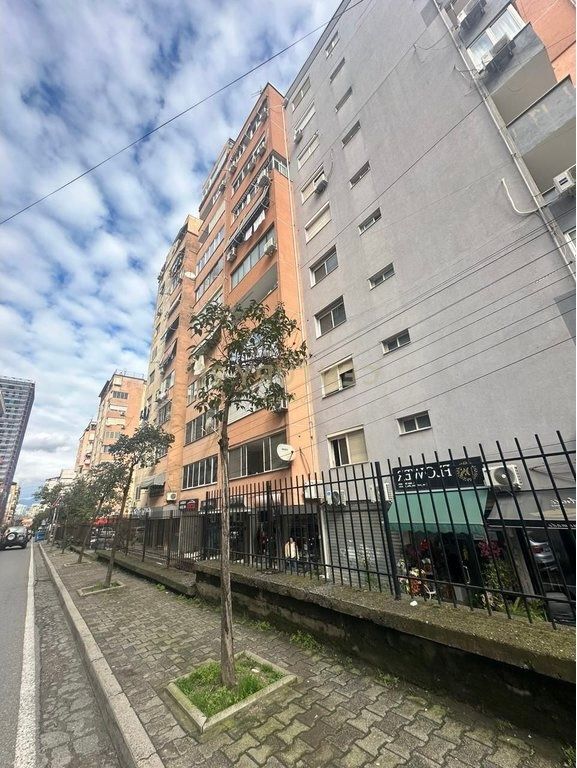 APARTAMENTE ME QERA TE KOMUNA E PARISIT 3+1+2