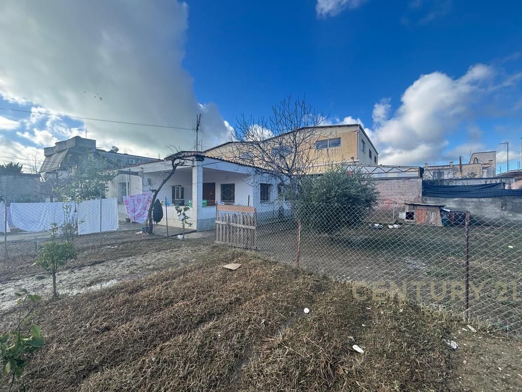 TRUALL + DY NDËRTESA NË SHKOZET, PRANË RRUGËS KRYESORE!