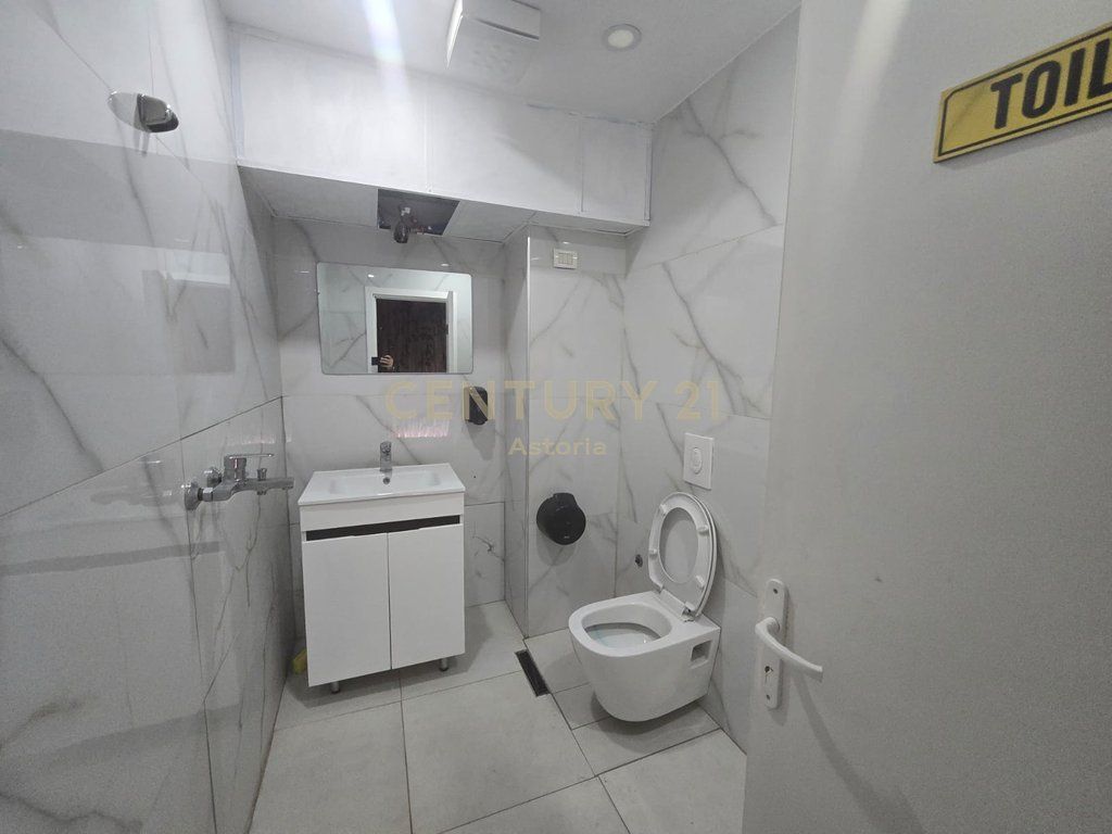 Ambient Premium per Biznes – Komuna e Parisit.