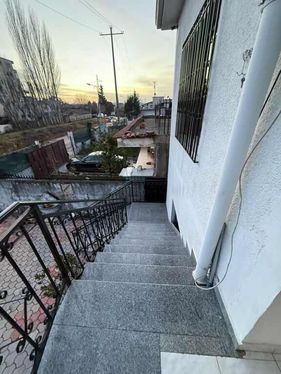 Eskluzive, Kati i 2-të i një vile me qira – mbrapa Spitalit Ushtarak