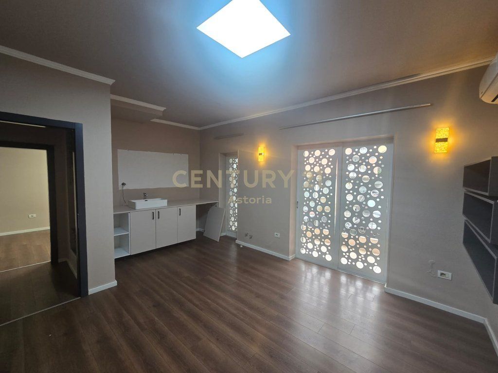 Ambient Premium per Biznes – Komuna e Parisit.