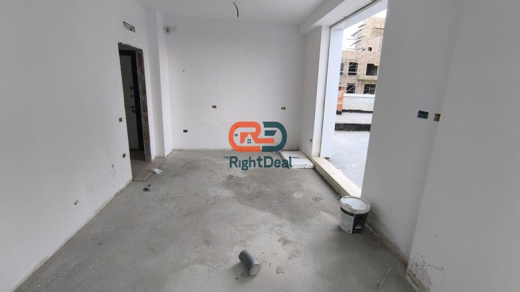 Tek Bulevardi I Ri ,Shitet Apartament 1+1 Me Verande Ne Faze Perfundimtare !!