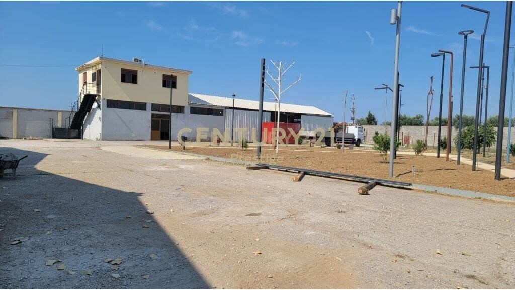 OKAZION!!!! GODINE KOMERCIALE DHE TOKE NE SHITJE, E VENDOSUR NE VLORE!