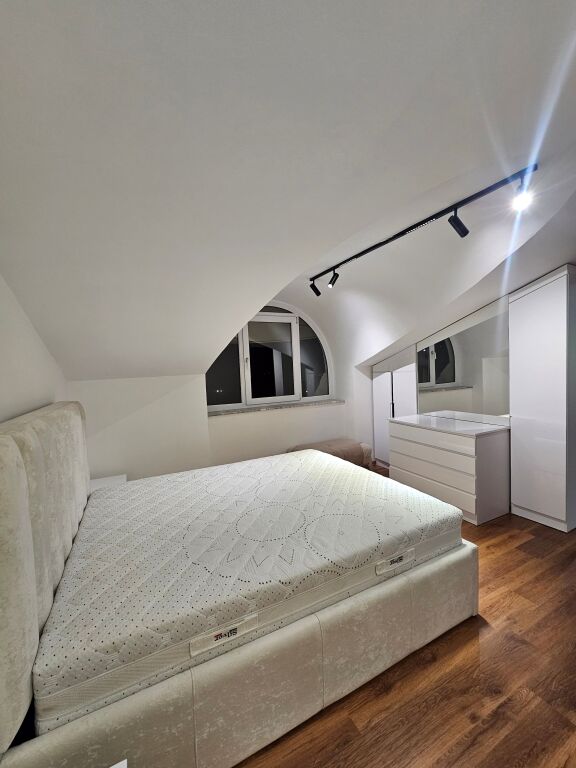 Hera e parë që jepet m e Qera Apt 1+1 (+ Bllkn) 100% i Ri 5 min larg Tegut ,me pamje pamje fantastike nga liqeni Farkës .📍 ( Rezidenca Doros)* Pallat i Ri | *50,000 leke / Muaj* 🔥 Çdo gje e re