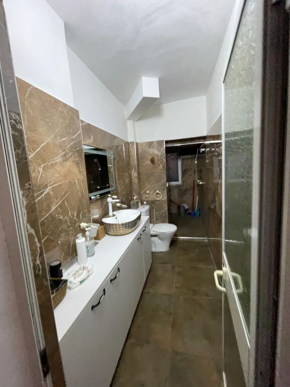 Jepet me qera apartament 2+1 mbrapa Pallatit me Shigjeta