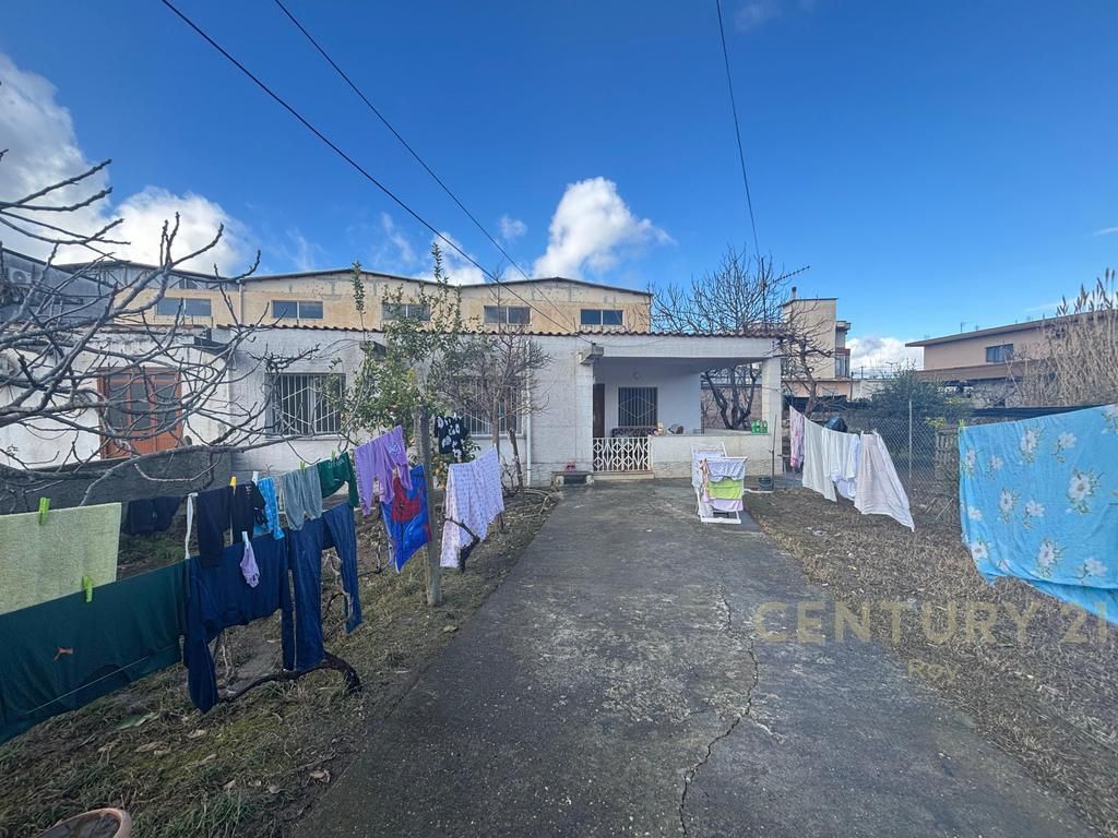 TRUALL + DY NDËRTESA NË SHKOZET, PRANË RRUGËS KRYESORE!