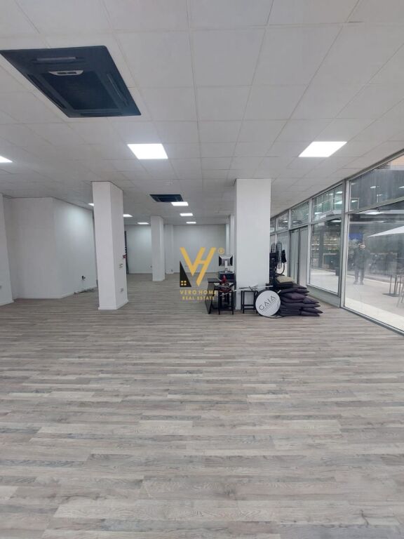 AFFITTASI NEGOZIO 172 M2 VICINO ALLA STAZIONE FERROVIARIA 2.600 EURO