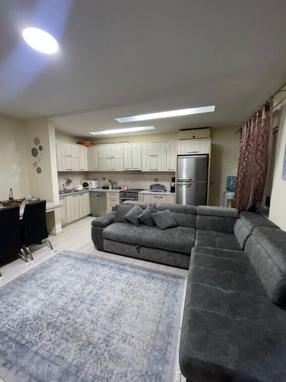 Jepet me qera apartament 2+1 mbrapa Pallatit me Shigjeta