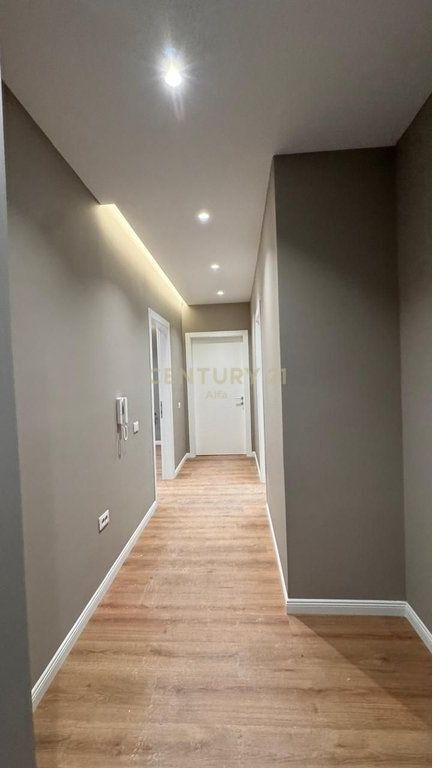 Jepet me qira apartament 1+1+ 1 post parkimi ne Kompleksin Xheluks, Rruga e Elbasanit!