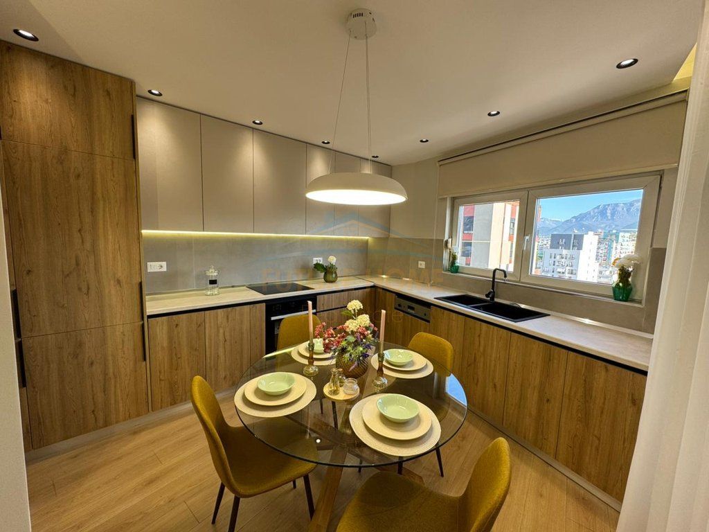 Shitet, Apartament 2+1, Zogu i Zi