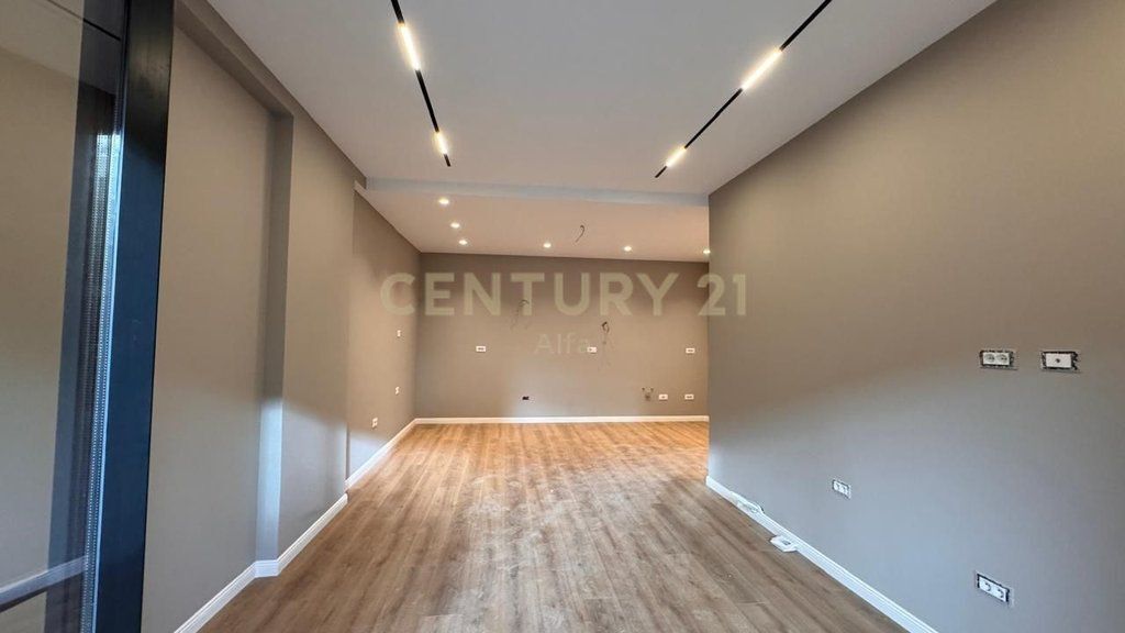 Jepet me qira apartament 1+1+ 1 post parkimi ne Kompleksin Xheluks, Rruga e Elbasanit!