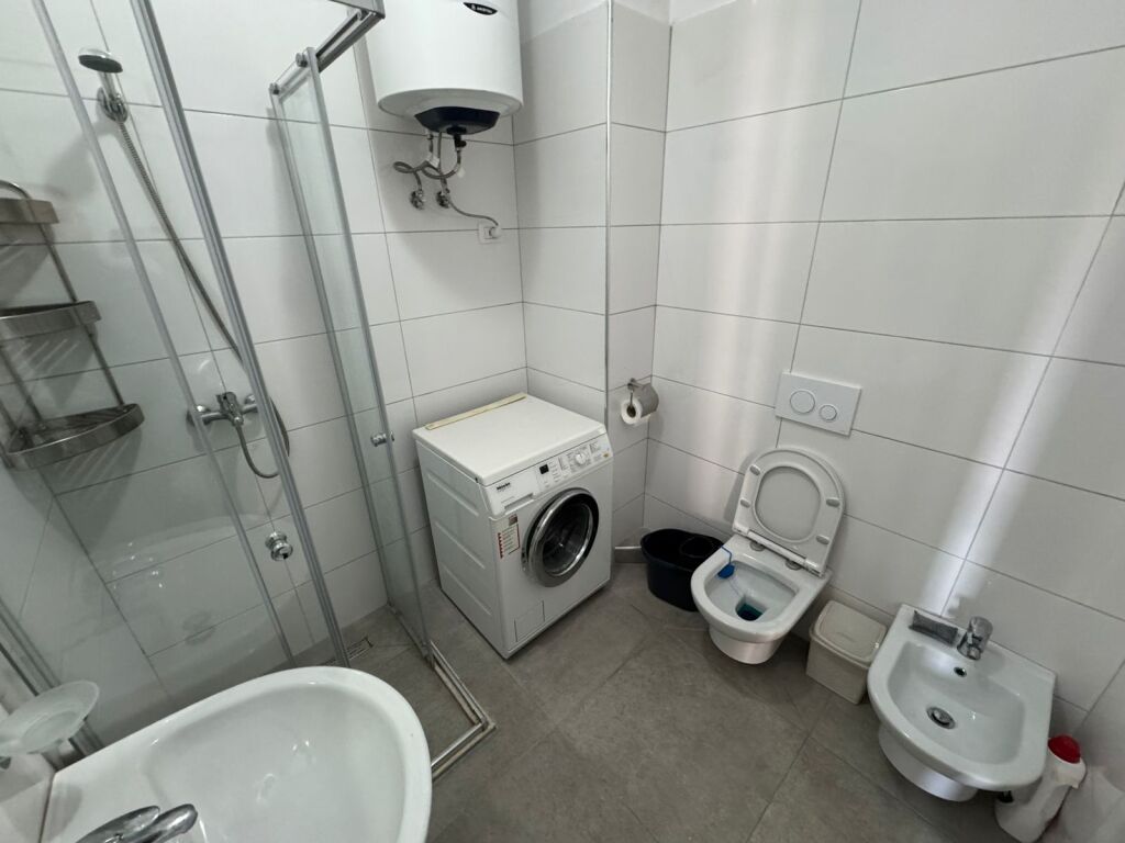 🏢 Jepet me qera Apartament 1+1  📍 Adresa: Ali Demi, Kompleksi Darling 💰 Çmimi: 45000 lekë (i diskutueshëm)
