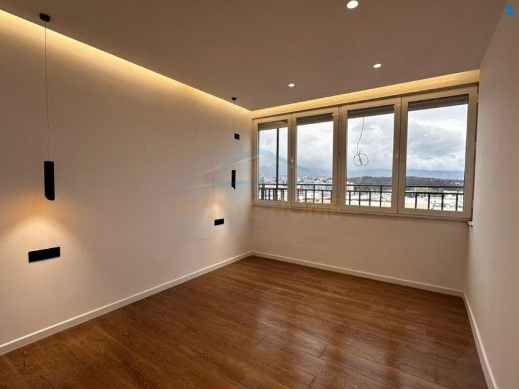 Shitet, Apartament 2+1+2, Komuna e Parisit, Tirane