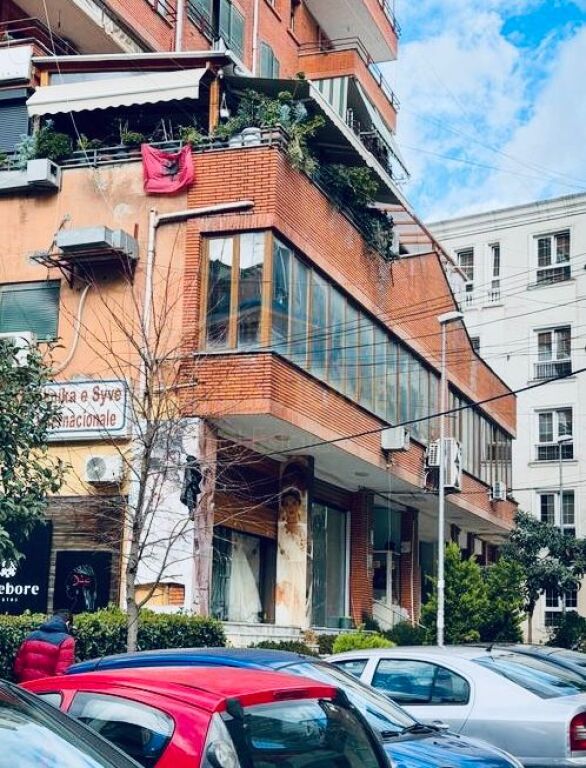 Affitto, Spazio Commerciale. Myslym Shyri