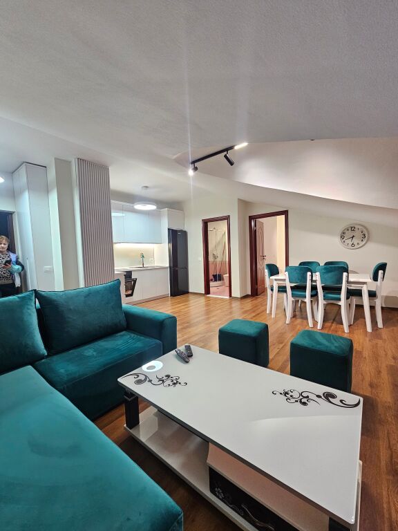 Hera e parë që jepet m e Qera Apt 1+1 (+ Bllkn) 100% i Ri 5 min larg Tegut ,me pamje pamje fantastike nga liqeni Farkës .📍 ( Rezidenca Doros)* Pallat i Ri | *50,000 leke / Muaj* 🔥 Çdo gje e re