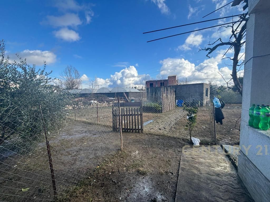 TRUALL + DY NDËRTESA NË SHKOZET, PRANË RRUGËS KRYESORE!