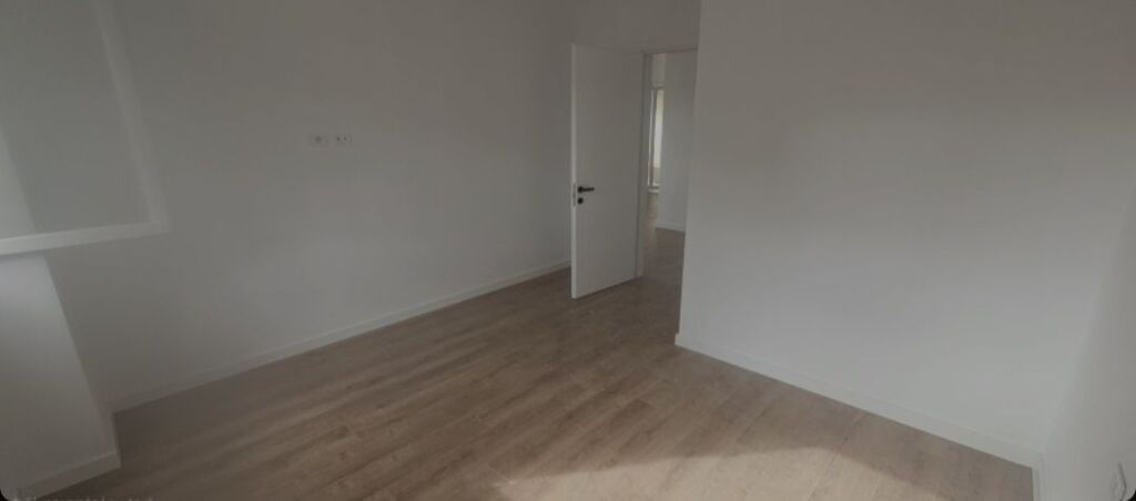 Apartament për Shitje 3+1+2 – Pazari i Ri  📍 Vendndodhje shumë e kërkuar, pranë qendrës së Tiranës  ▪️ Tipologjia: 3+1+2 ▪️ Kati: 2 ▪️ Orientimi: Jug–Perëndim (ndriçim natyral gjatë gjithë ditës) ▪️ Pallat i sapo përfunduar, gati për banim ▪️ Sipërfaqe totale: 135.5 m² ▪️ Siperfaqe neto  116.95 m² 💰 Çmimi: 2,500 € / m²
