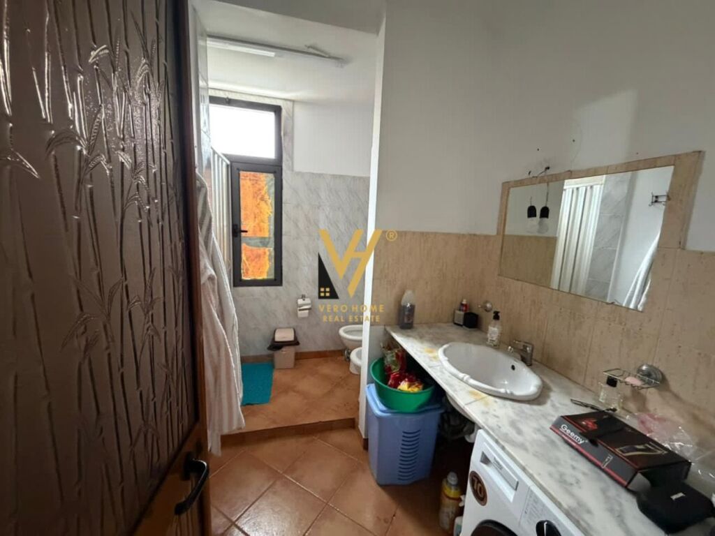 JEPET AMBIENT BIZNESI 80 M2 ME QIRA TE RRUGA E KAVAJES 60.000 LEKE