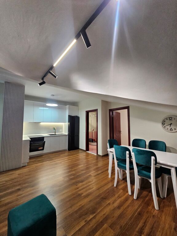 Hera e parë që jepet m e Qera Apt 1+1 (+ Bllkn) 100% i Ri 5 min larg Tegut ,me pamje pamje fantastike nga liqeni Farkës .📍 ( Rezidenca Doros)* Pallat i Ri | *50,000 leke / Muaj* 🔥 Çdo gje e re