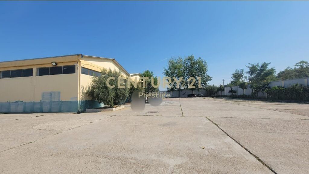 OKAZION!!!! GODINE KOMERCIALE DHE TOKE NE SHITJE, E VENDOSUR NE VLORE!