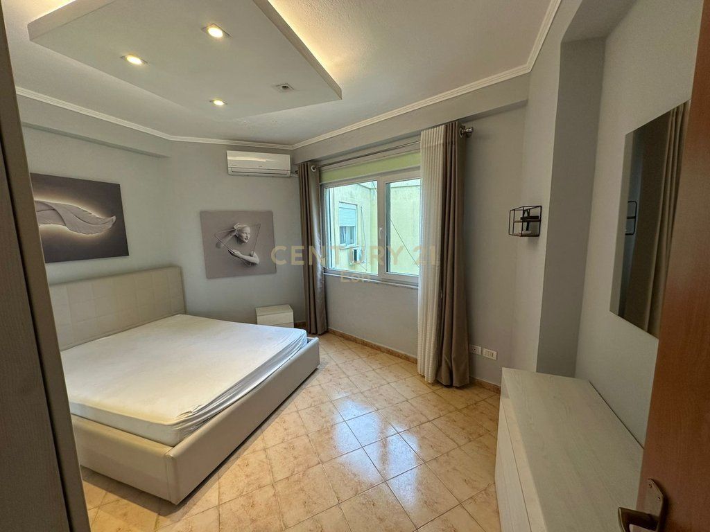 VENDIAMO APPARTAMENTO 1+1 NEL CENTRO DI DURRËS, PALAZZO DELLO SPORT !