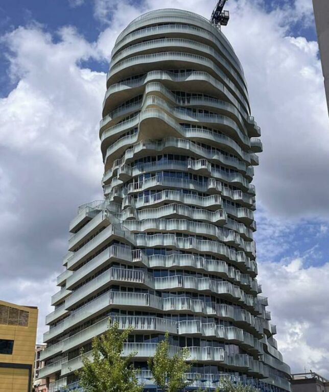 🏢 Shitet Apartament 3+1 – TIRANA’S ROCK, Sheshi Skënderbej