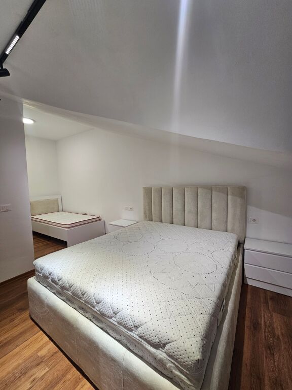 Hera e parë që jepet m e Qera Apt 1+1 (+ Bllkn) 100% i Ri 5 min larg Tegut ,me pamje pamje fantastike nga liqeni Farkës .📍 ( Rezidenca Doros)* Pallat i Ri | *50,000 leke / Muaj* 🔥 Çdo gje e re